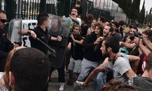 Σύγκρουση μαθητών-ΜΑΤ στην κεντρική πύλη του Υπουργείου Παιδείας τον Οχτώβρη 2014. 