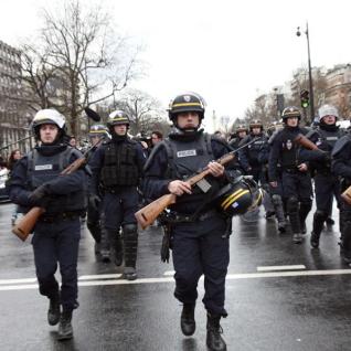 Η γαλλική "ΔΗΜΟΚΡΑΤΙΑ" του Ολάντ ΕΚΤΑΚΤΗΣ ΑΝΑΓΚΗΣ και ΔΙΑΤΑΓΜΑΤΩΝ. τρομοκρατική παρέλαση των CRS στο Παρίσι 9/1/2015.