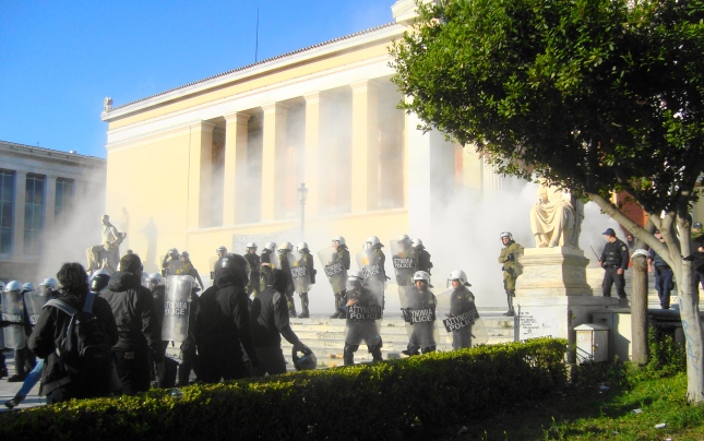Προπύλαια Πέμπτη 6.30 μμ: Επίθεση με χημικά ΜΑΤ εναντίον διαδηλωτών. Φωτό ΕΑ.