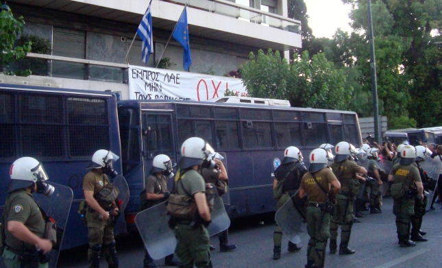 Το πανό του "ΟΧΙ" στα γραφεία της  Ευρωπαϊκής Επιτροπής στην Αθήνα την Πέμπτη το βράδυ 2/6. Φωτό ΕΑ.