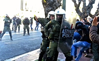 Τα ΜΑΤ στην Αθήνα ενάντια σε διαδηλωτές. Φωτό 902.gr