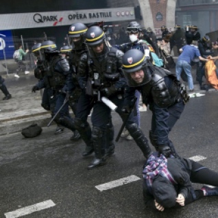 Από τις επιθέσεις των μισητών CRS (γαλικών ΜΑΤ) ενάντια σε απεργούς και διαδηλωτές την περασμένη Τρίτη στο Παρίσι. Τα συνδικάτα του δημόσιου τομέ είχαν κηρύξει απεργία ενάντια στα σχέδια του Μακρόν μαζικών απολύσεων 120.000 εργαζομένων μέχρι το 2022 και ιδιωτικοποιήσεων. Φωτό ΑΡΑ.
